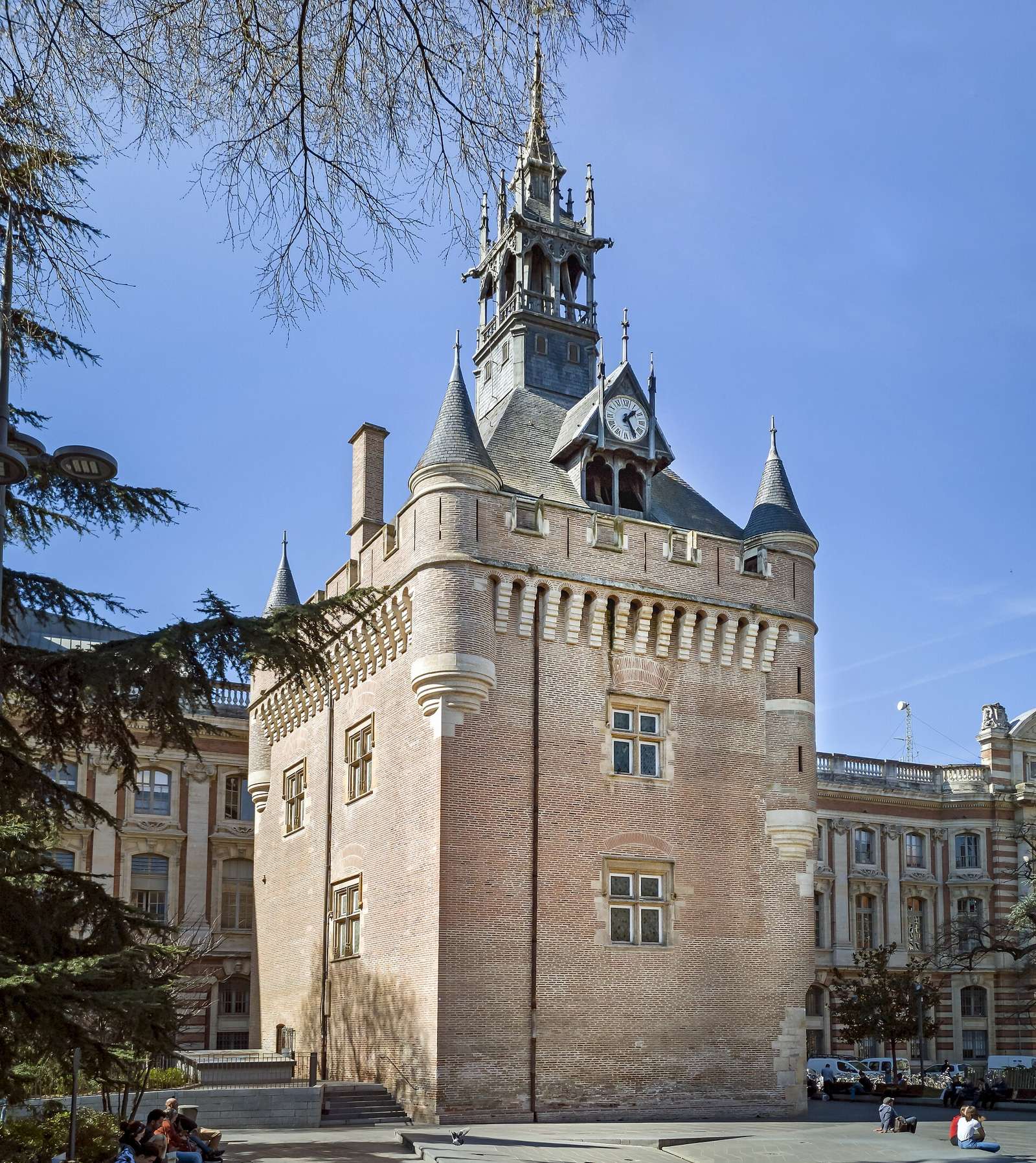 Le donjon du Capitole, tour de brique coiffée d'un beffroi, square Charles-de-Gaulle à Toulouse
